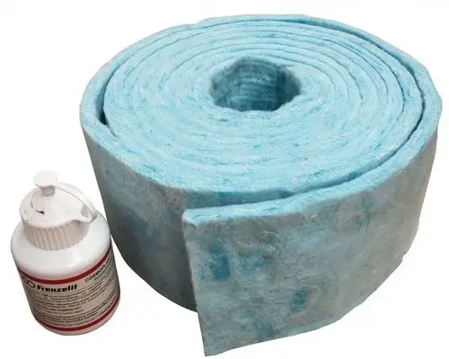 Rolle aus blauem Wärmeschutzmaterial neben einer Flasche mit Beschriftung und Kappe, möglicherweise von Bosch, geeignet zur Isolierung von Gasbrennern.